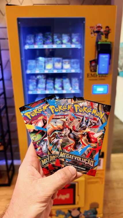 Boosters de cartas em frente à vending machine